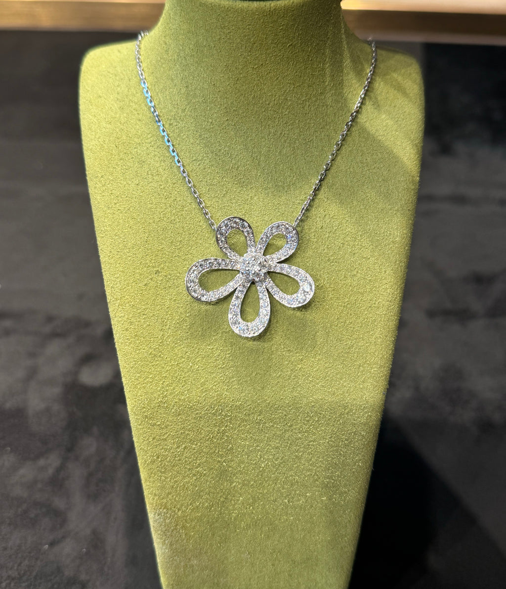 Lab-grown diamond 18K gold cosmos flower diamond necklace, large flower design, understated luxury, fashionable and versatile.