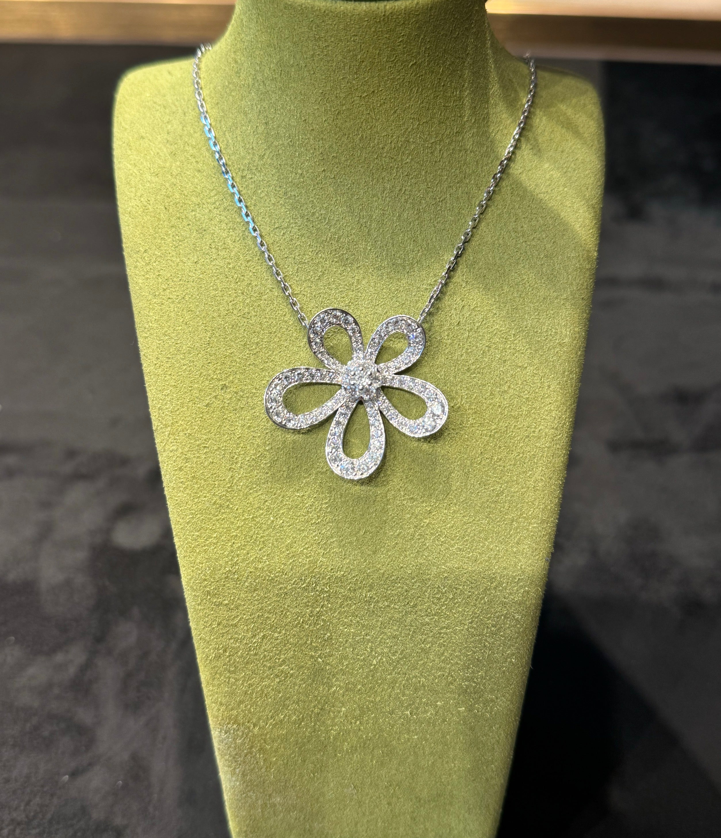 Lab-grown diamond 18K gold cosmos flower diamond necklace, large flower design, understated luxury, fashionable and versatile.