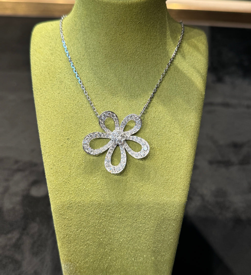 Lab-grown diamond 18K gold cosmos flower diamond necklace, large flower design, understated luxury, fashionable and versatile.