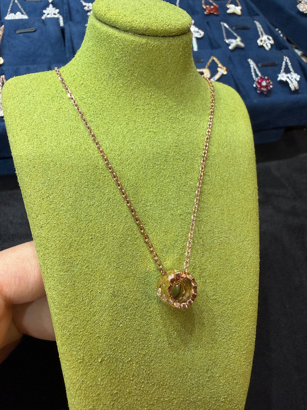 Lab-grown diamond 18K rose gold honeycomb interlocking diamond clavicle chain with geometric pattern and mirror-set diamonds