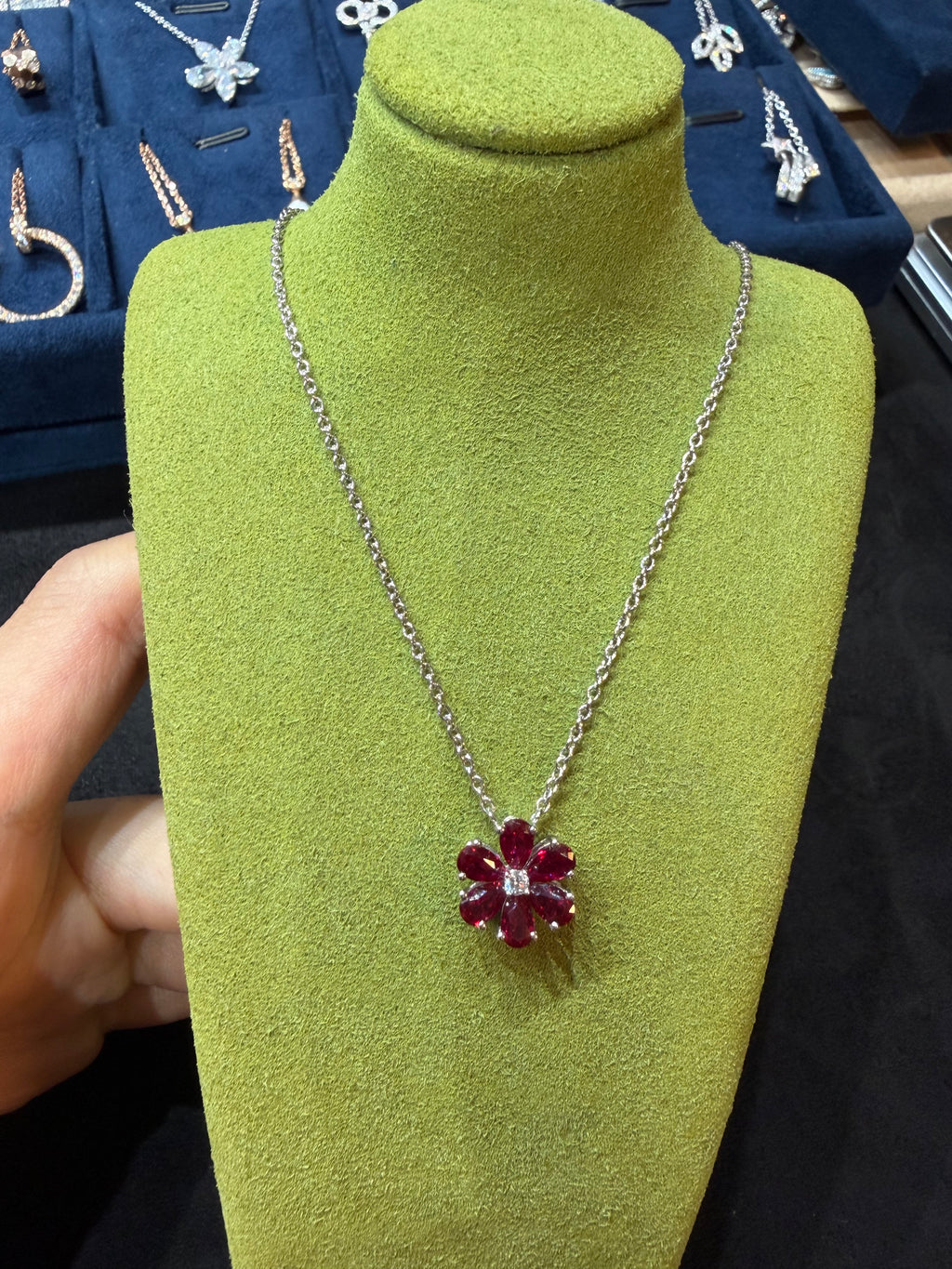 Lab-grown diamond PT950 platinum red petal diamond necklace