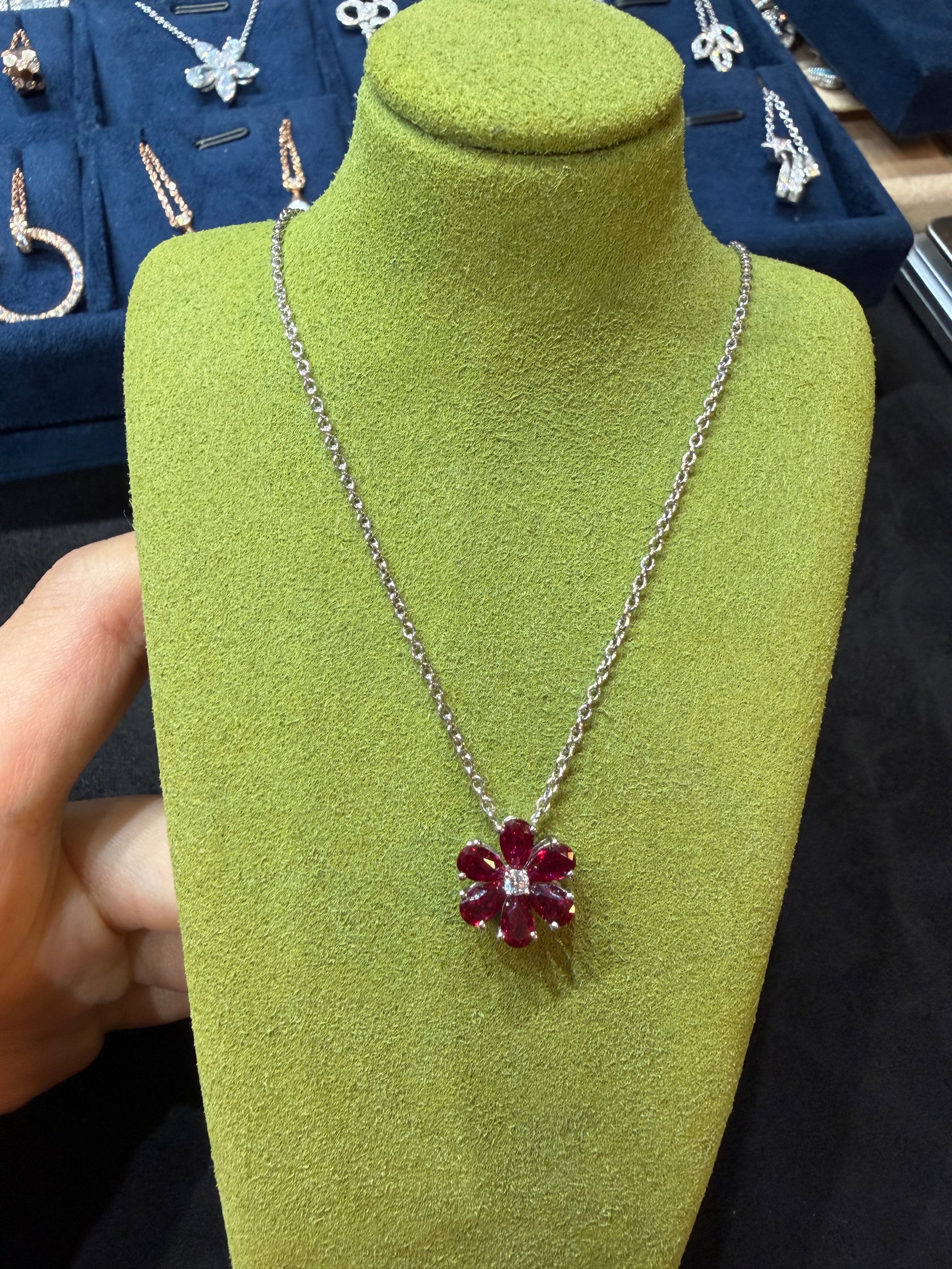 Lab-grown diamond PT950 platinum red petal diamond necklace