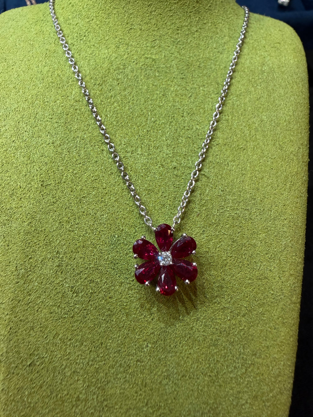 Lab-grown diamond PT950 platinum red petal diamond necklace