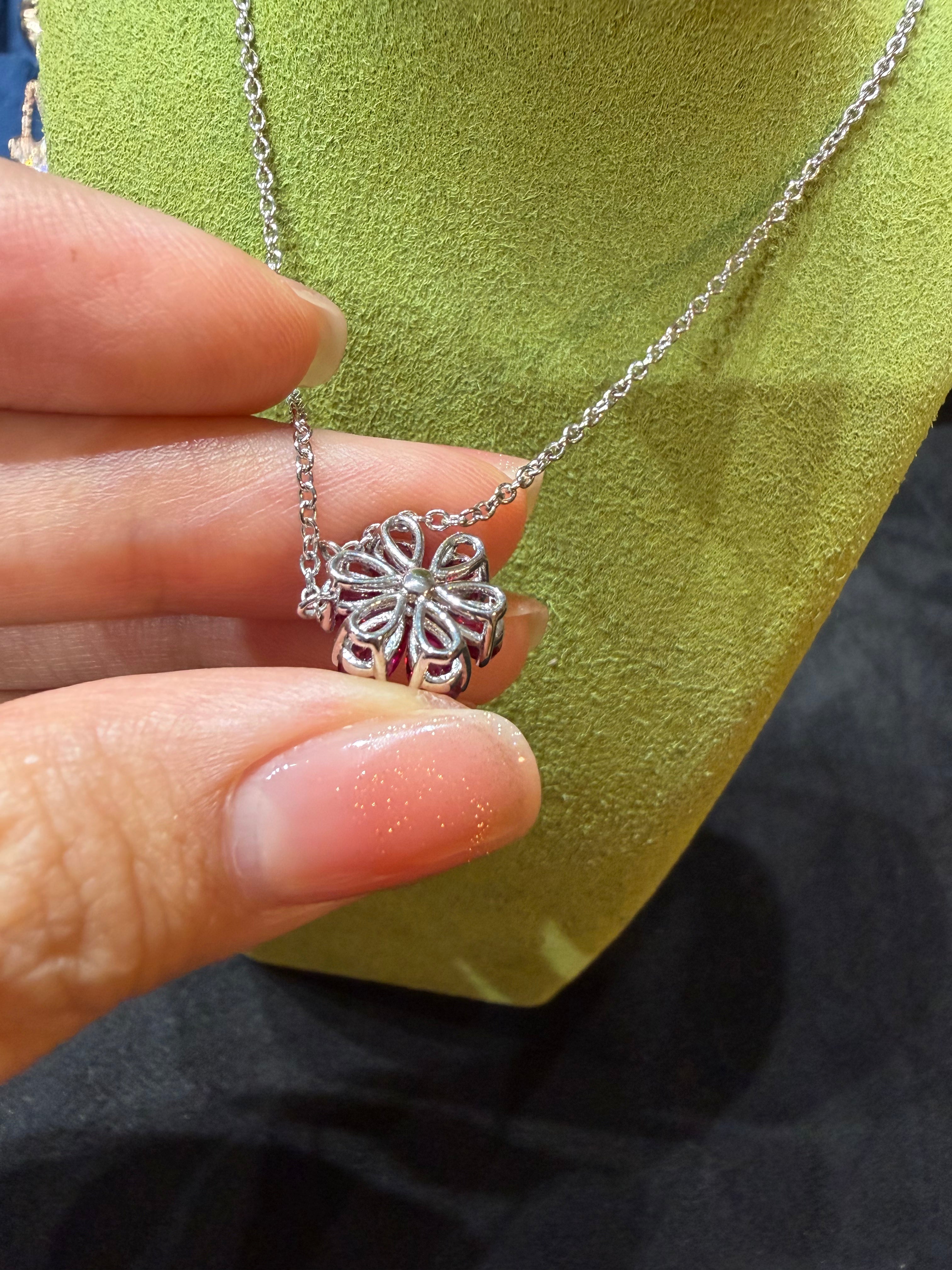 Lab-grown diamond PT950 platinum red petal diamond necklace