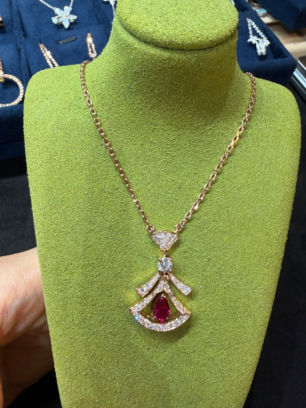 Laboratory-grown diamond 18K rose gold medium fan-shaped diamond necklace