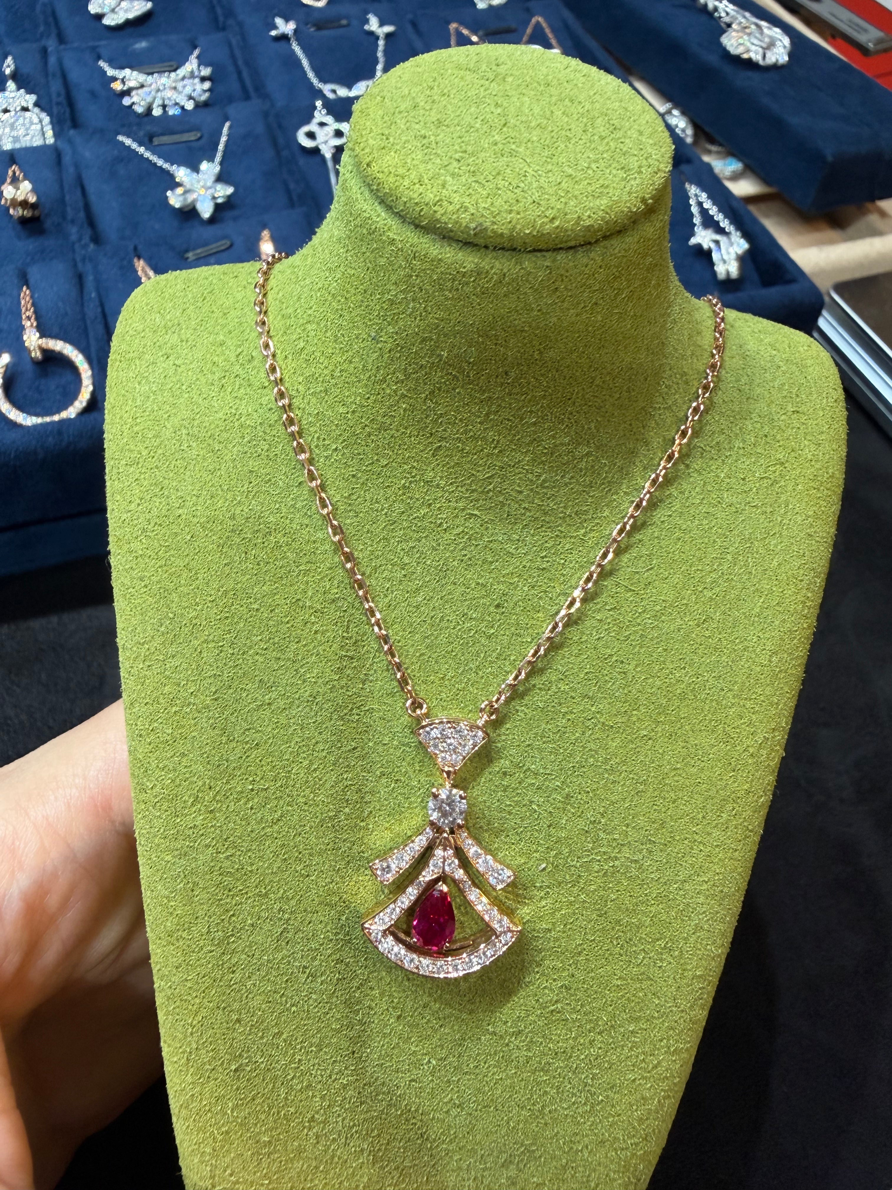 Laboratory-grown diamond 18K rose gold medium fan-shaped diamond necklace