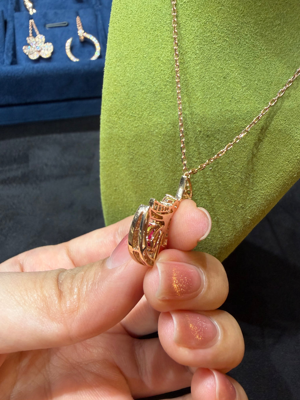 Laboratory-grown diamond 18K rose gold medium fan-shaped diamond necklace