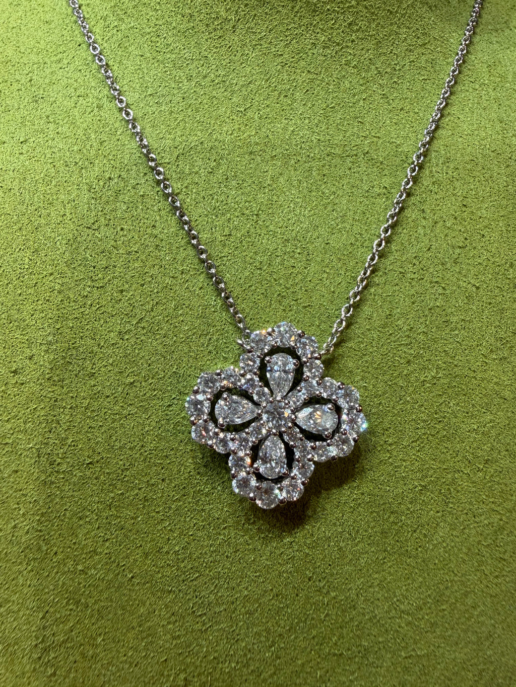 Lab-grown diamond PT950 platinum loop teardrop four-leaf clover diamond necklace