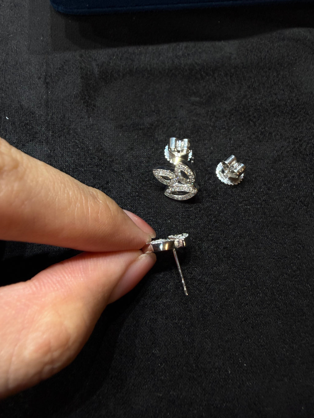 Lab-grown diamond PT950 platinum leaf stud earrings