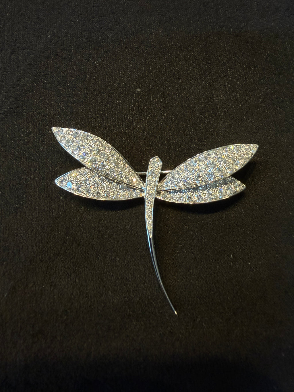 18K white gold dragonfly brooch with full diamonds, can be worn as a pendant.