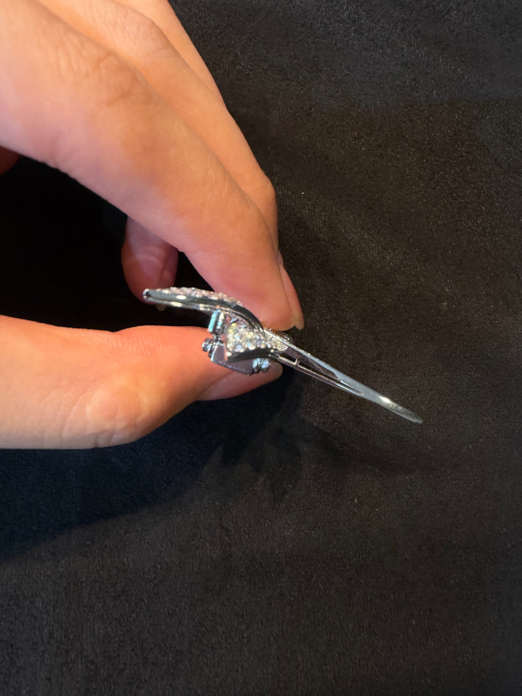 18K white gold dragonfly brooch with full diamonds, can be worn as a pendant.