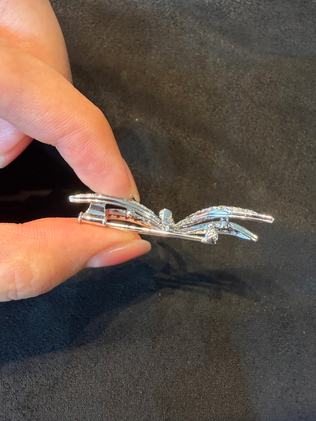 18K white gold dragonfly brooch with full diamonds, can be worn as a pendant.