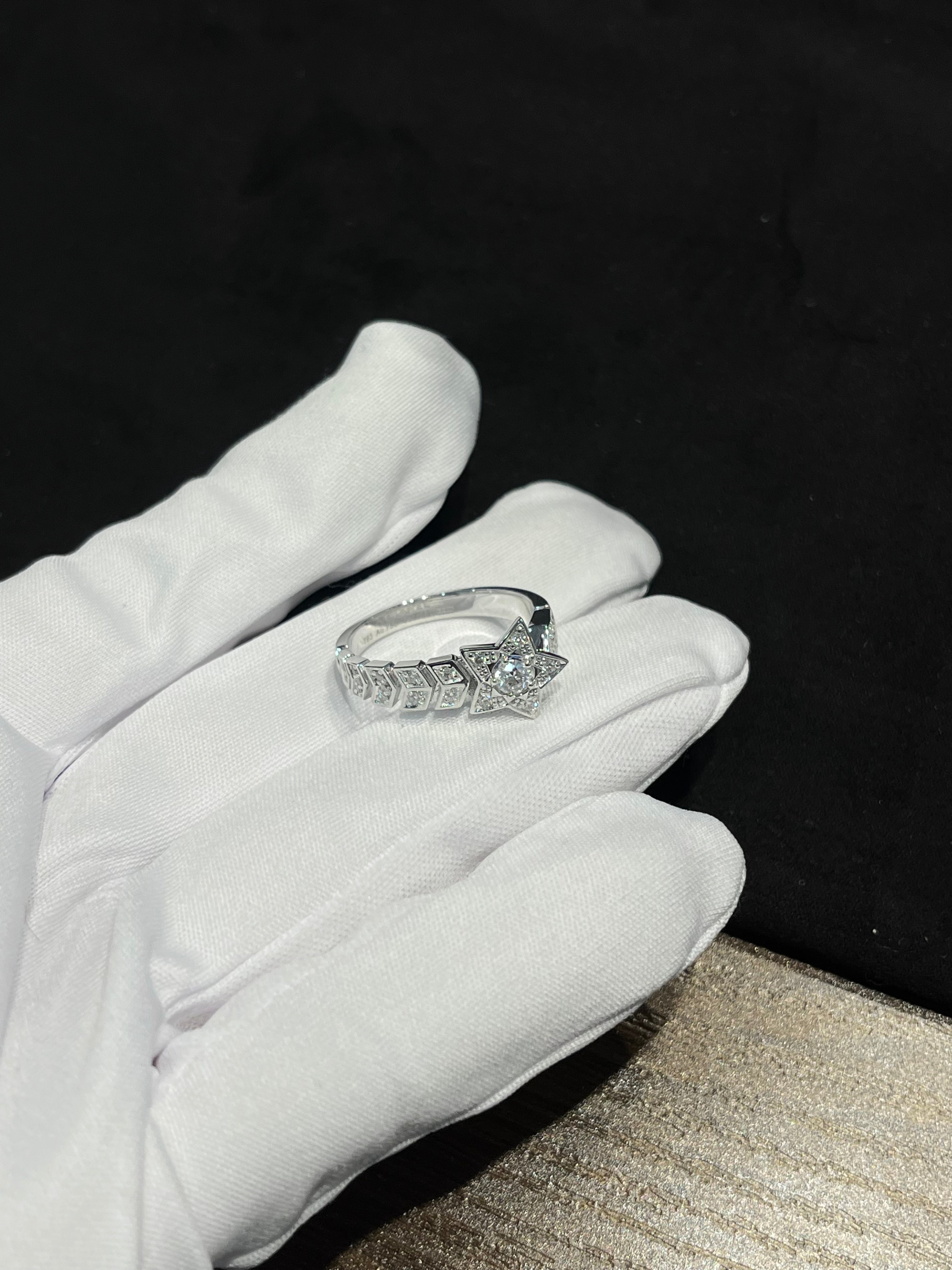 Lab-grown diamond 18K white gold comet diamond ring
