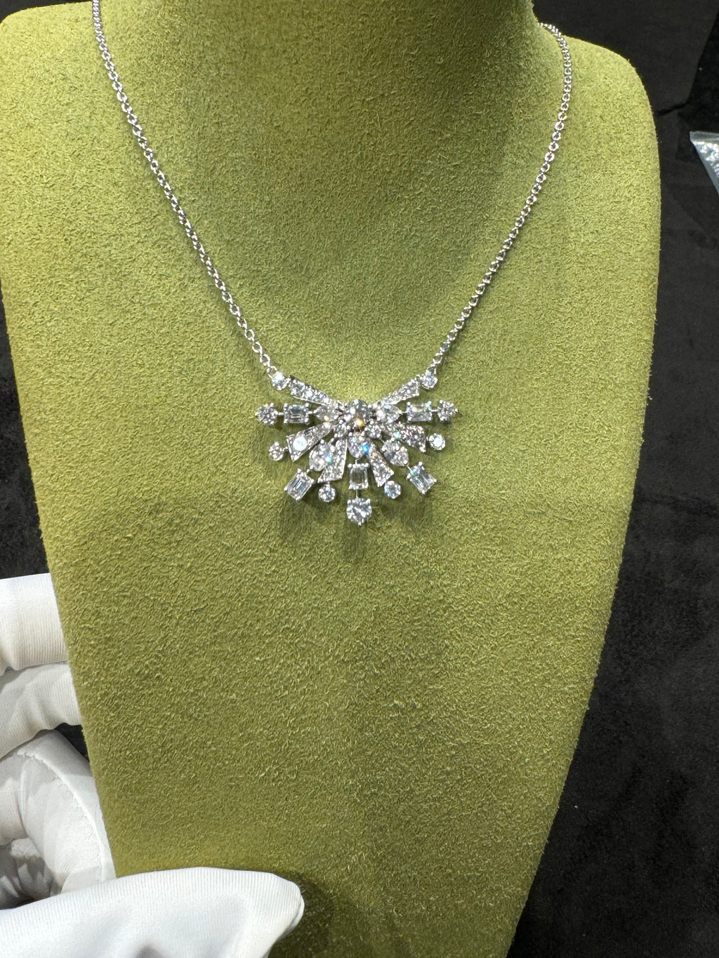 Laboratory-grown diamond 18K gold firework necklace, dazzling and lively, a unique and classic style.