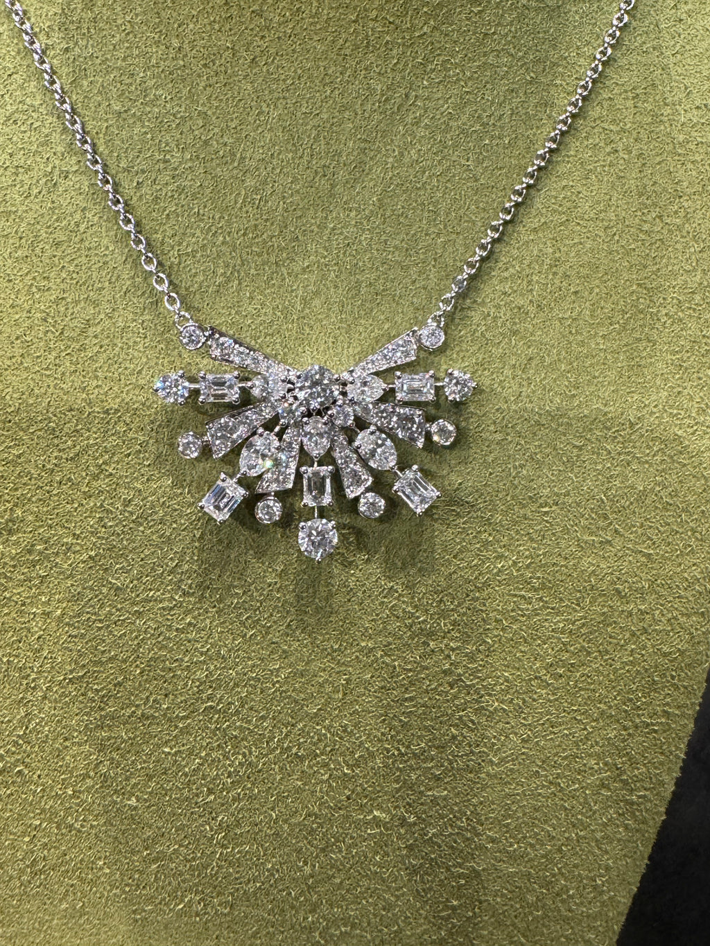 Laboratory-grown diamond 18K gold firework necklace, dazzling and lively, a unique and classic style.