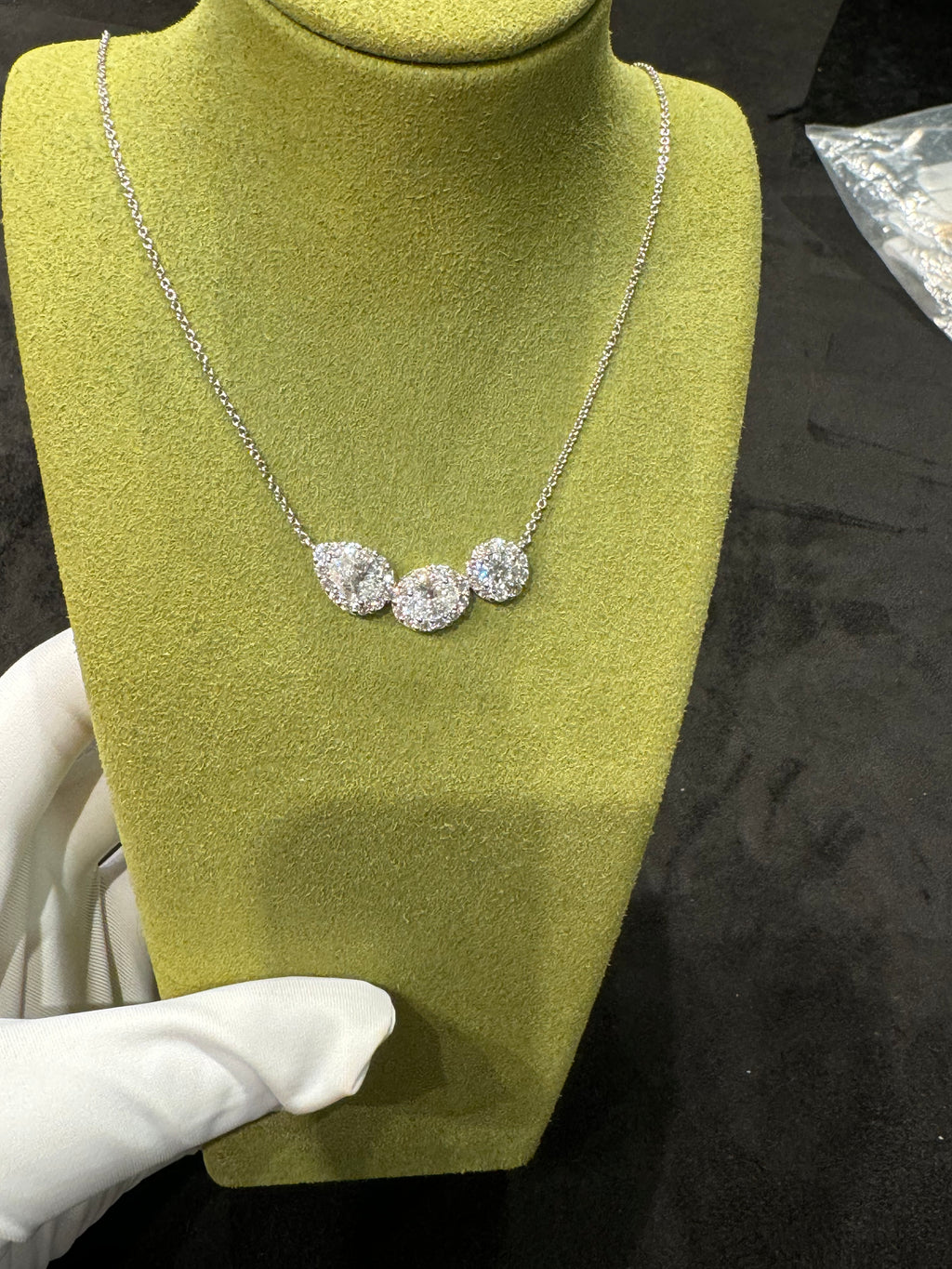 Lab-grown diamond 18K gold fancy-shaped diamond clavicle necklace, irregular design, understated luxury, dazzling classic style.