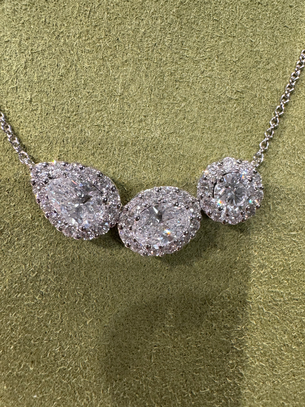 Lab-grown diamond 18K gold fancy-shaped diamond clavicle necklace, irregular design, understated luxury, dazzling classic style.