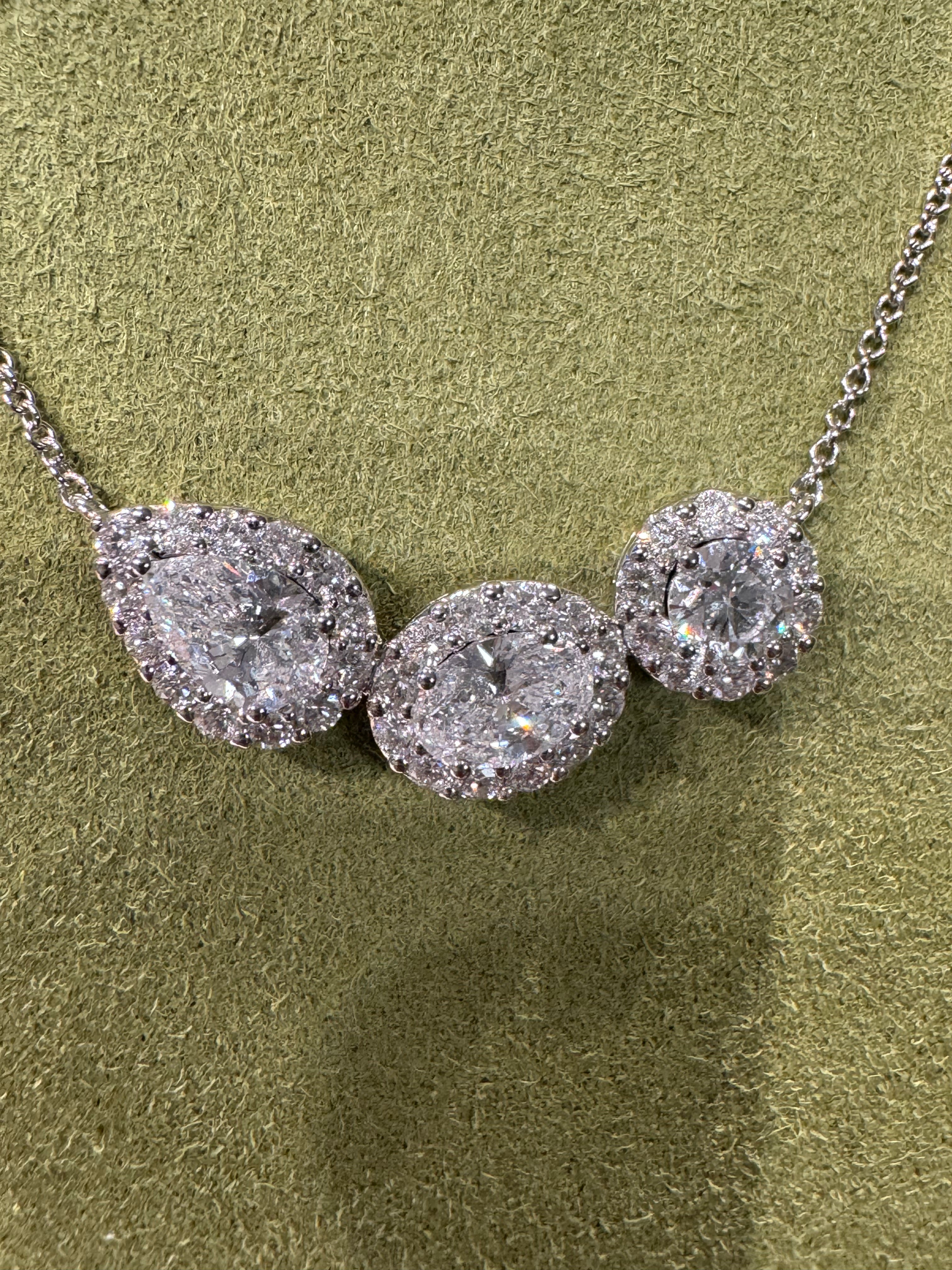 Lab-grown diamond 18K gold fancy-shaped diamond clavicle necklace, irregular design, understated luxury, dazzling classic style.