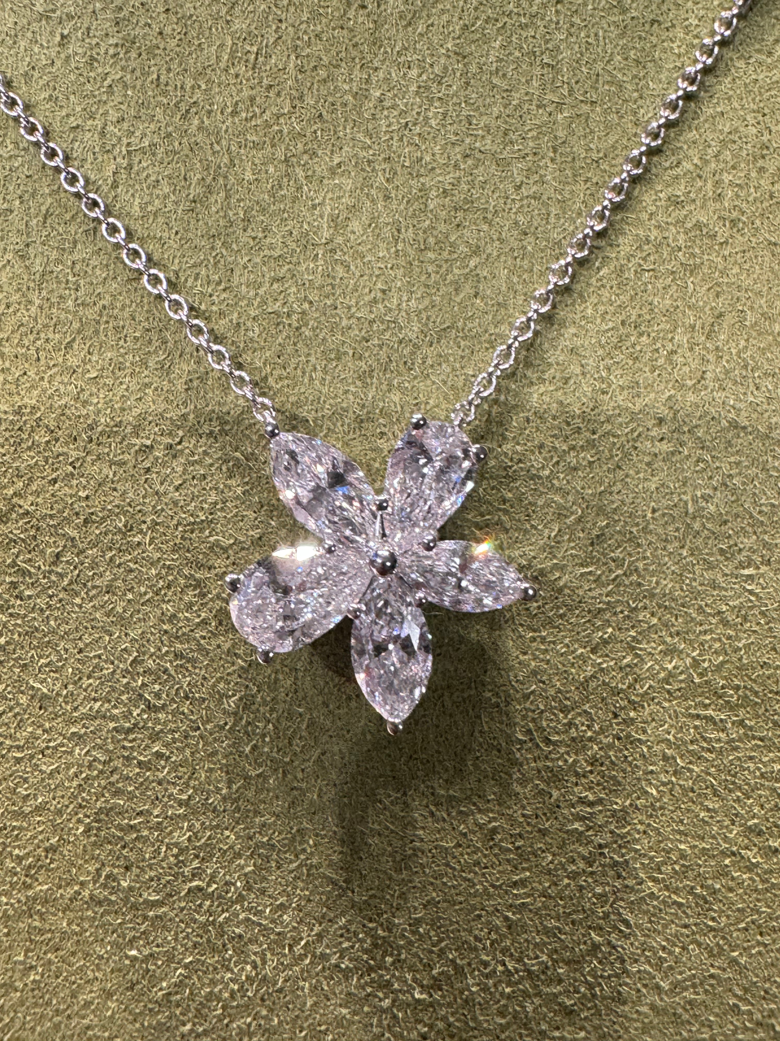 Lab-grown diamond PT950 platinum fancy-shaped diamond necklace with petal diamond pendant