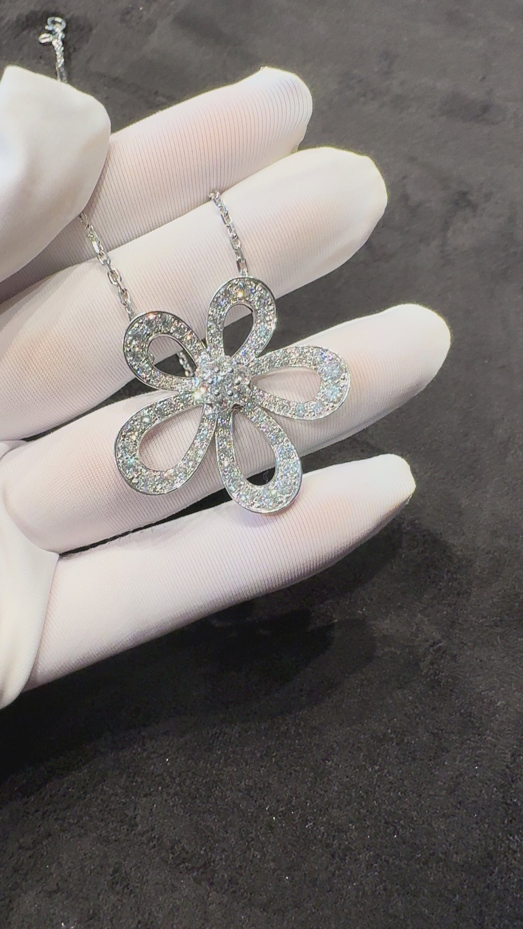 Lab-grown diamond 18K gold cosmos flower diamond necklace, large flower design, understated luxury, fashionable and versatile.