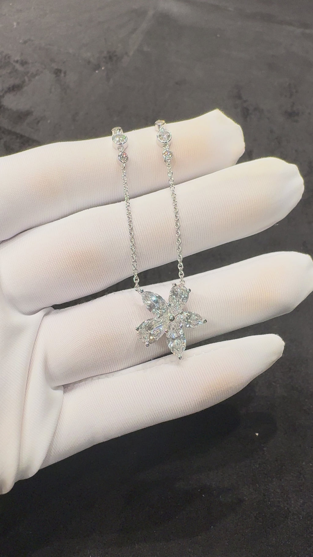 Lab-grown diamond PT950 platinum fancy-shaped diamond necklace with petal diamond pendant