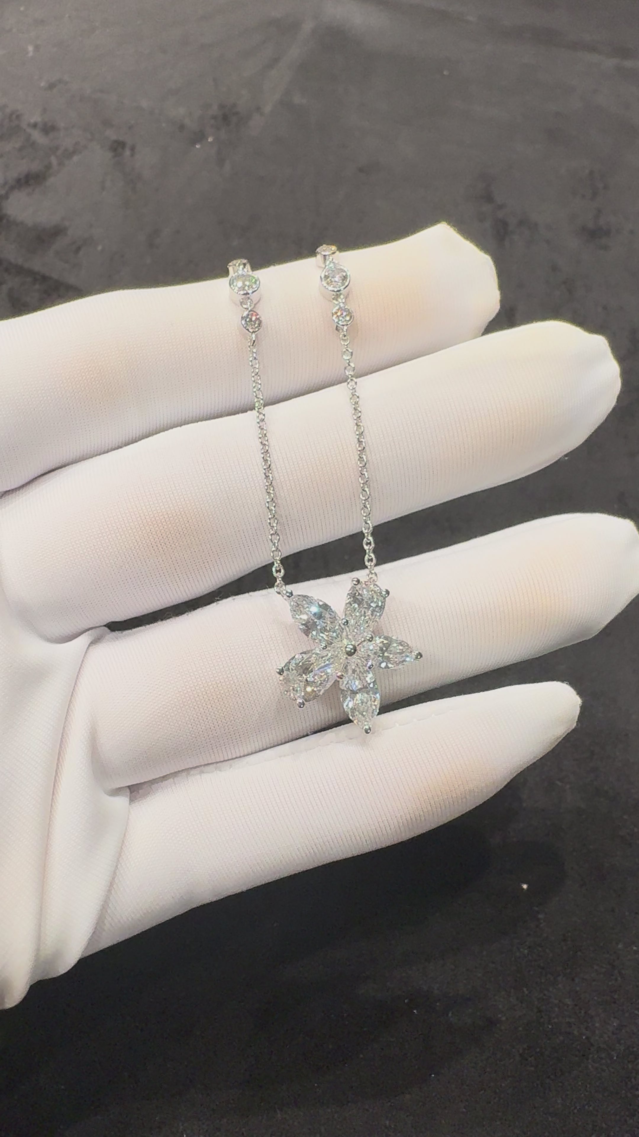 Lab-grown diamond PT950 platinum fancy-shaped diamond necklace with petal diamond pendant