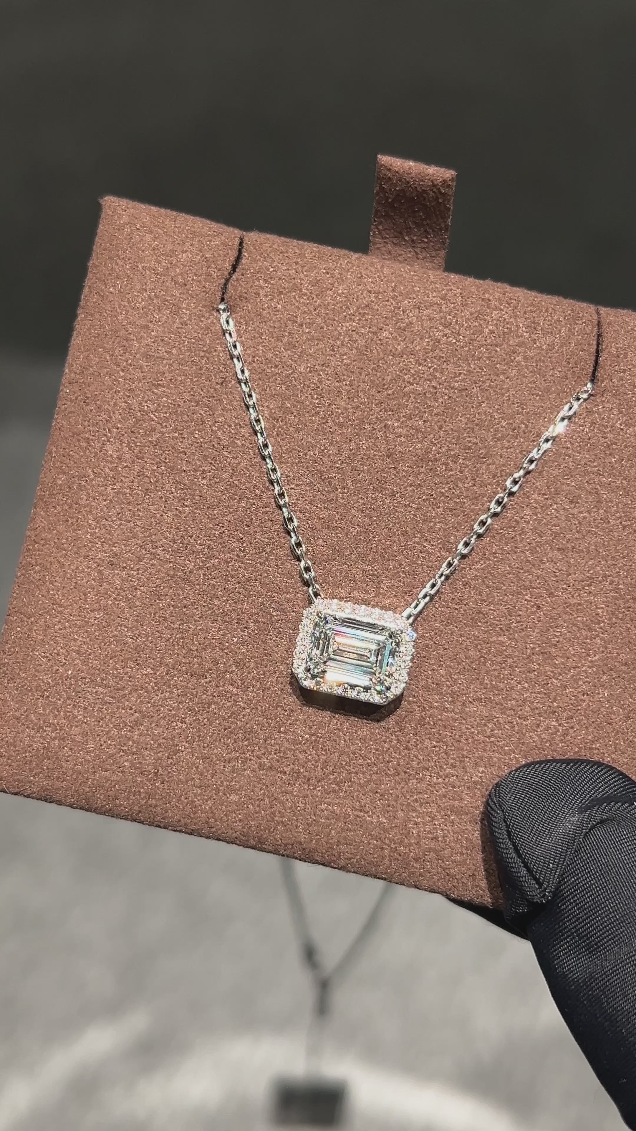 Lab-grown diamond necklace with 18K gold bezel