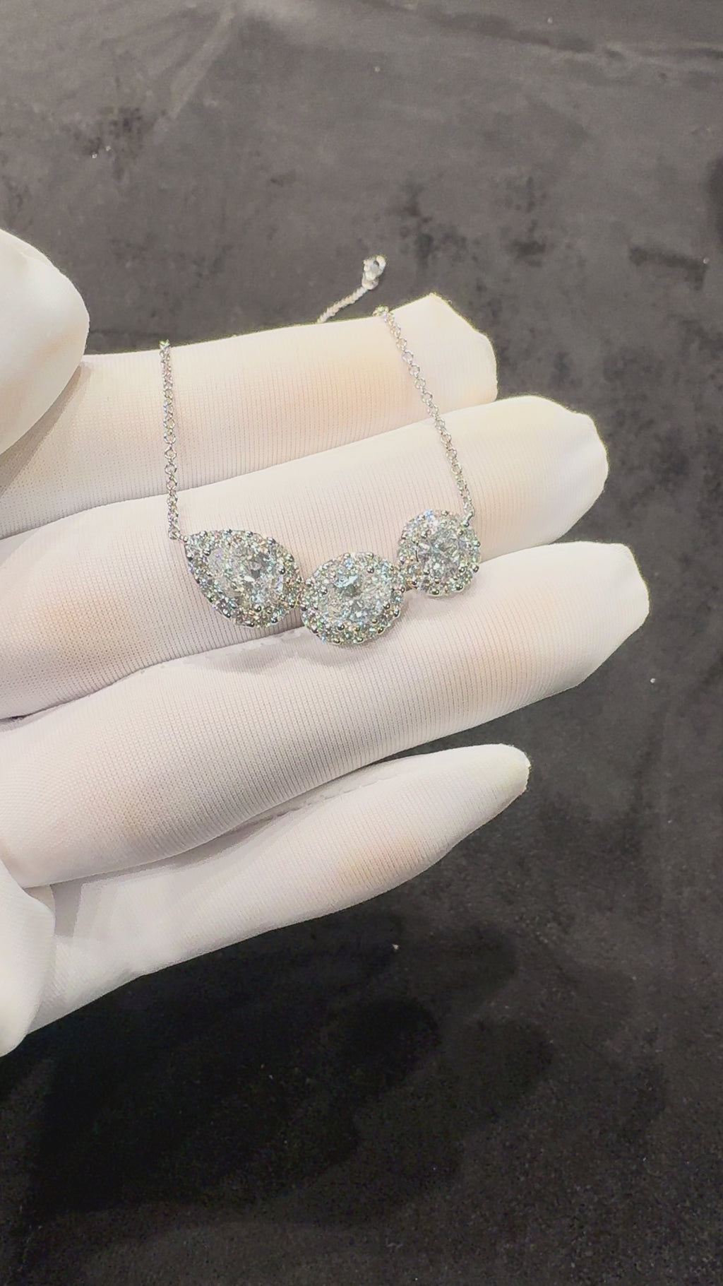 Lab-grown diamond 18K gold fancy-shaped diamond clavicle necklace, irregular design, understated luxury, dazzling classic style.