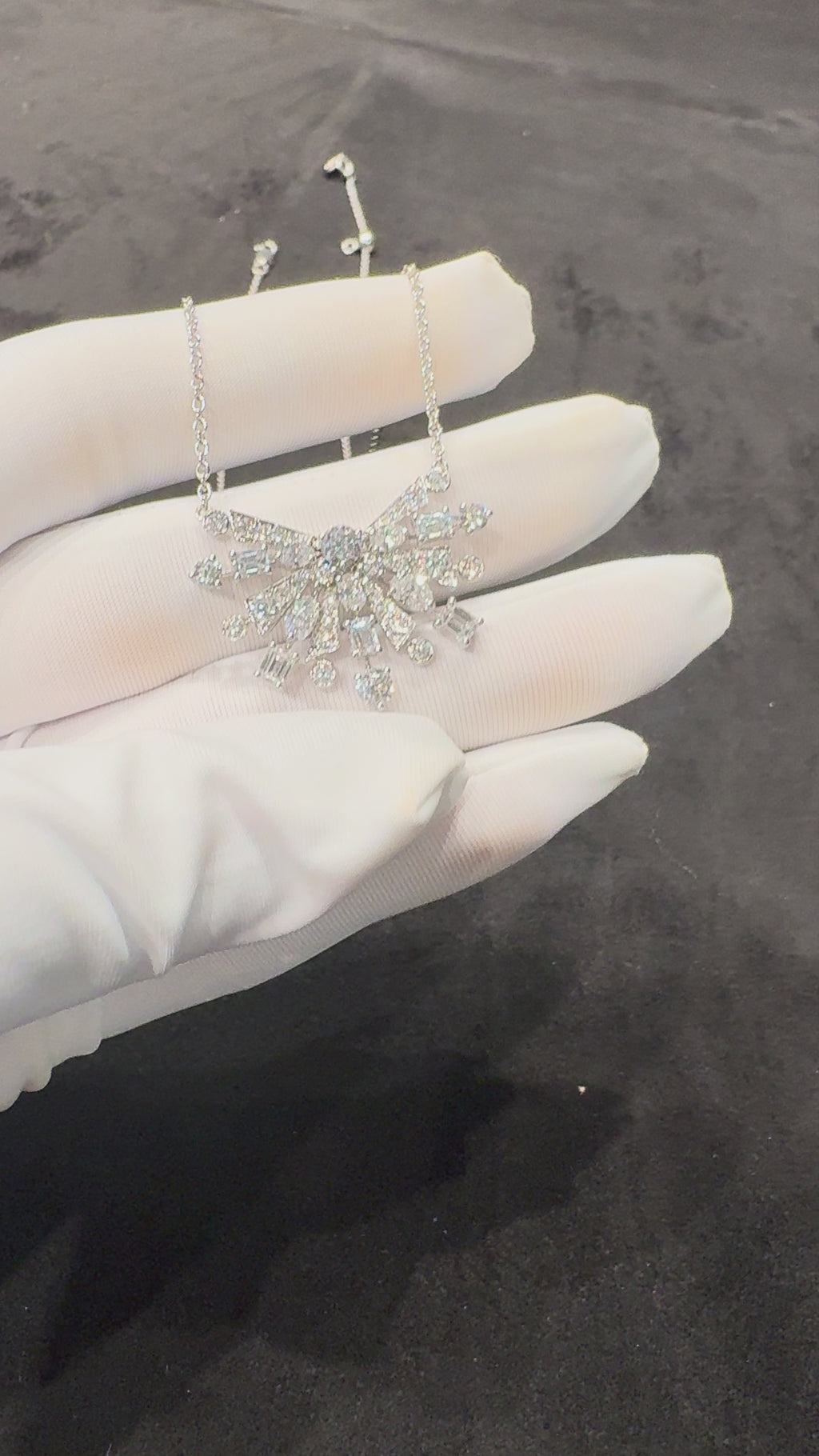 Laboratory-grown diamond 18K gold firework necklace, dazzling and lively, a unique and classic style.